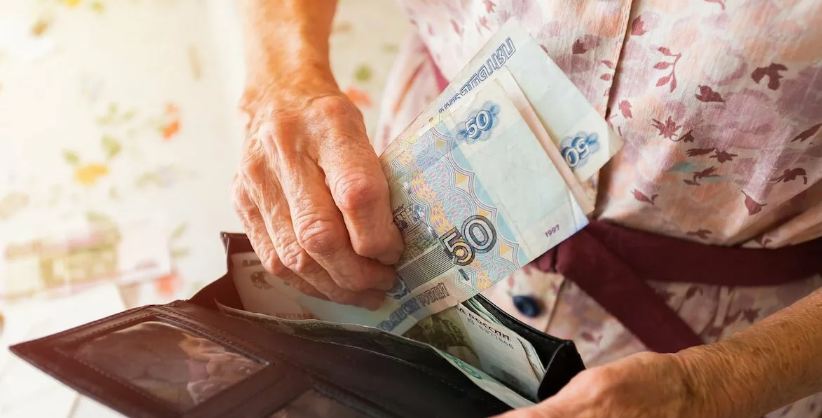 Правительство России разрешило выплачивать пенсии живущим за границей россиянам в рублях